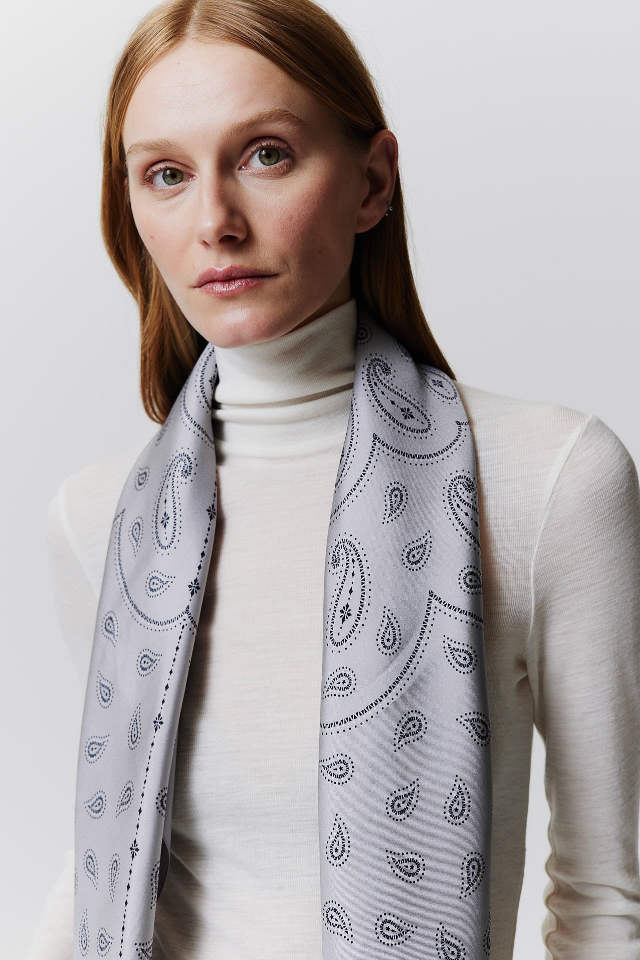 Silk Scarf Paisley 90 Grey