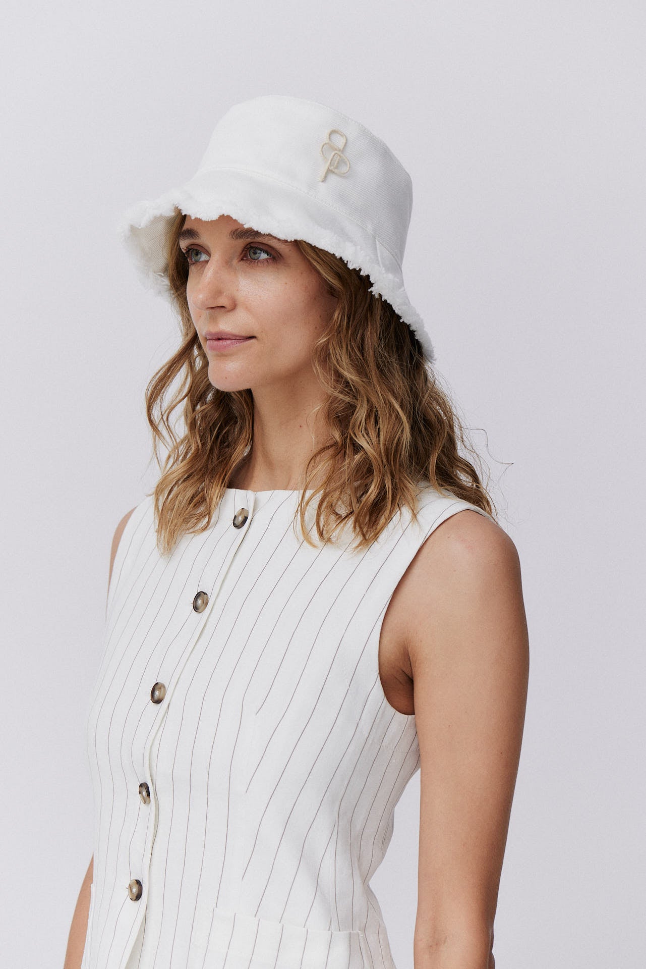 Cotton Bucket Hat Fringed Brim Weiß