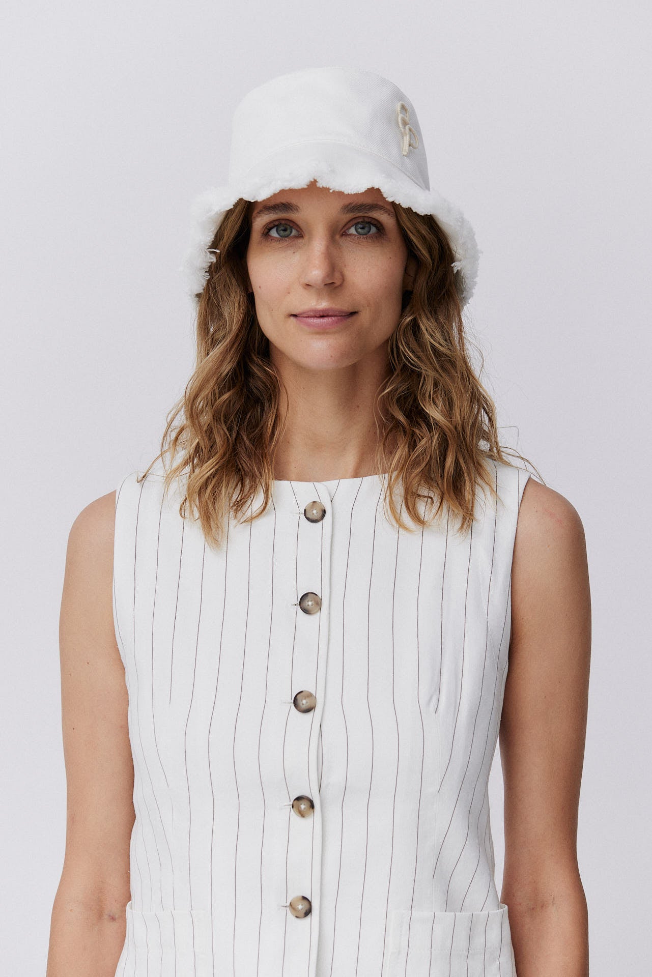 Cotton Bucket Hat Fringed Brim Weiß